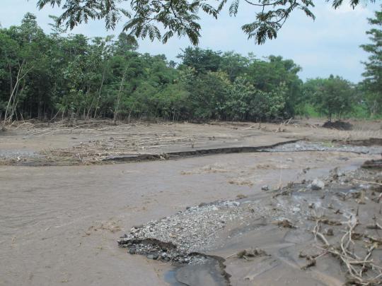 Banjir lahar Gunung Kelud terus ancam warga Kediri