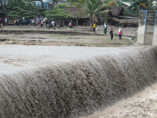 Banjir lahar Gunung Kelud terus ancam warga Kediri