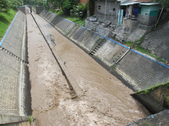 Banjir lahar Gunung Kelud terus ancam warga Kediri