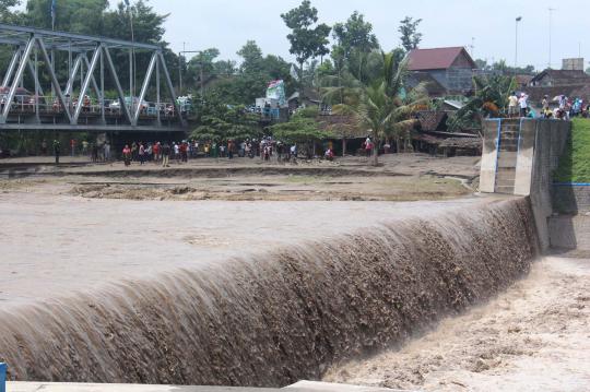 Banjir lahar Gunung Kelud terus ancam warga Kediri