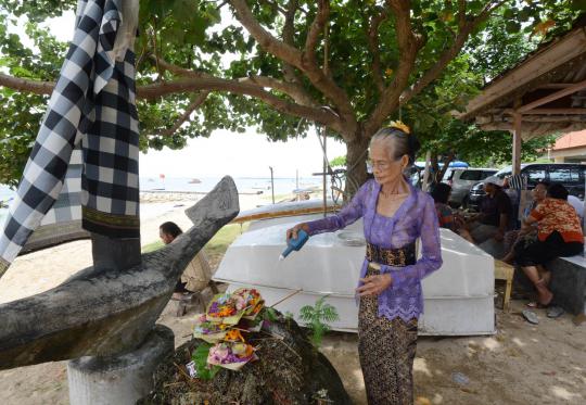 Penemuan mayat turis Jepang, warga beri sajen di Pantai Semawang