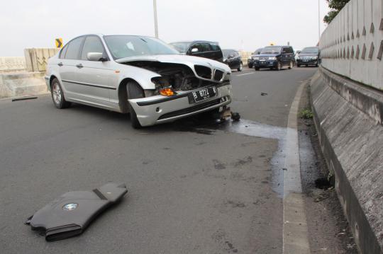 BMW ringsek tabrak pembatas JLNT Antasari, lalu lintas macet