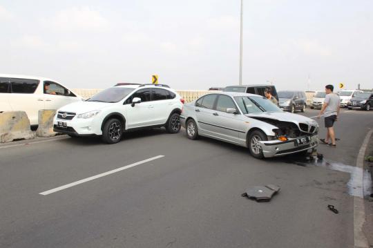 BMW ringsek tabrak pembatas JLNT Antasari, lalu lintas macet