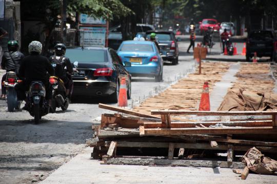 Perbaikan jalan rusak, arus lalin di Kebayoran Baru macet