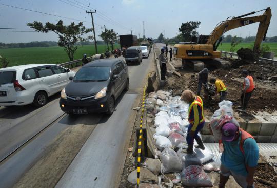 Jalan ambles di Pantura, arus lalin macet hingga 15 Km