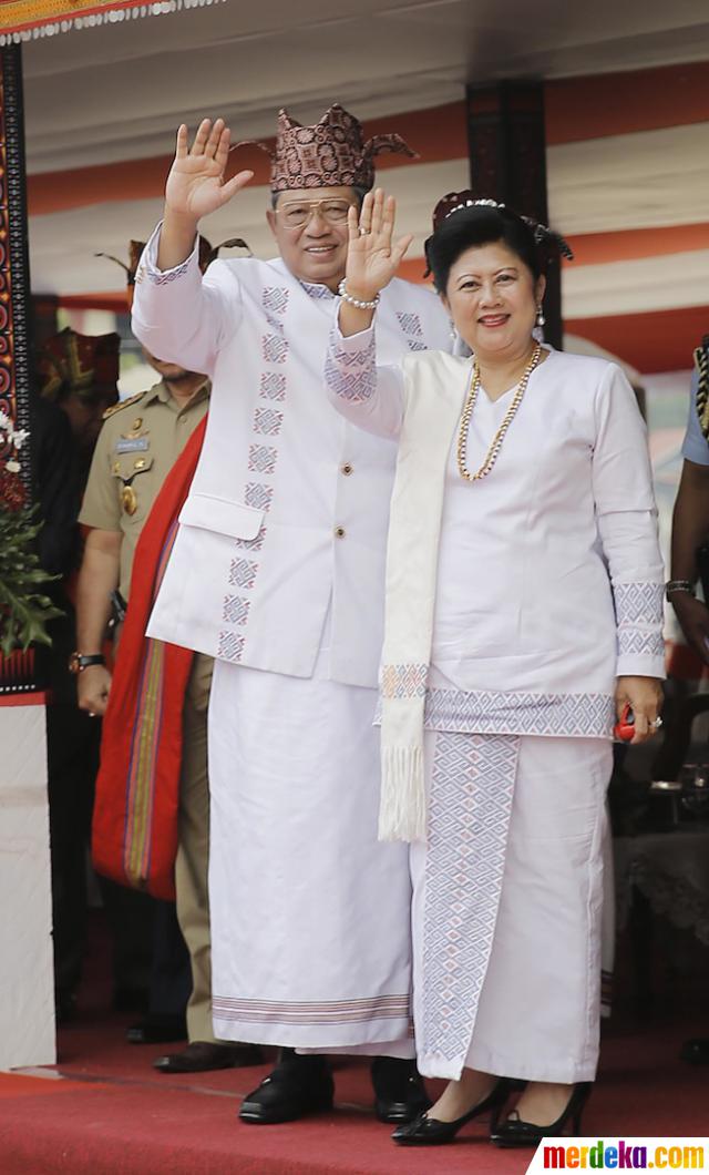 Foto Berpakaian adat  SBY terima gelar kehormatan Toraja  