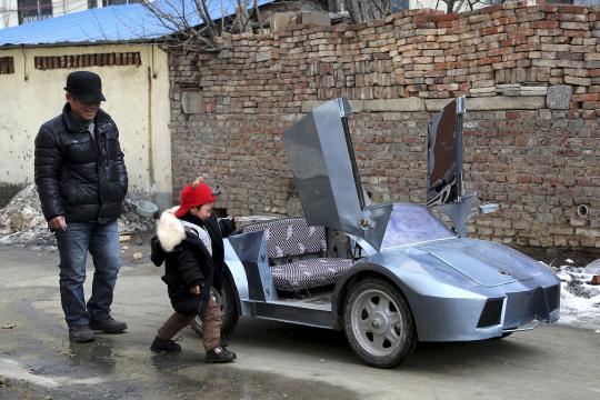 Lamborghini mini untuk cucu dari sang kakek