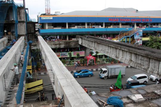 Menengok pembangunan jembatan penghubung Blok G & F Tanah Abang