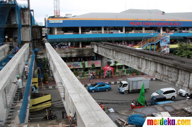 Foto Menengok pembangunan jembatan penghubung Blok G  F 