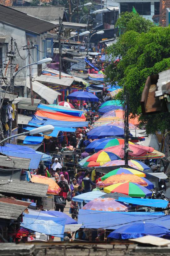 Sepi pembeli, PKL Blok G Tanah Abang gelar lapak di jalan