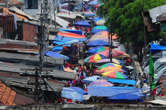 Sepi pembeli, PKL Blok G Tanah Abang gelar lapak di jalan