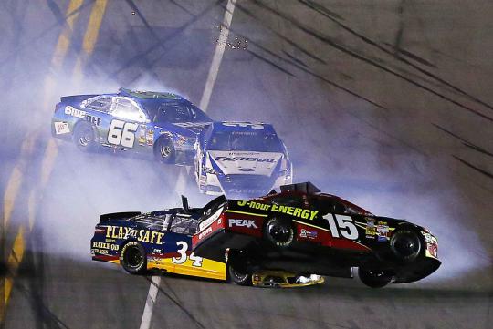 Kecelakaan dahsyat warnai balap NASCAR di Florida
