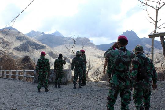 Aksi Marinir TNI AL menembus kawah Kelud