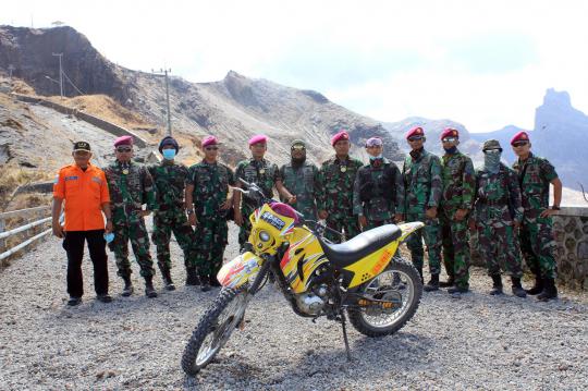 Aksi Marinir TNI AL menembus kawah Kelud