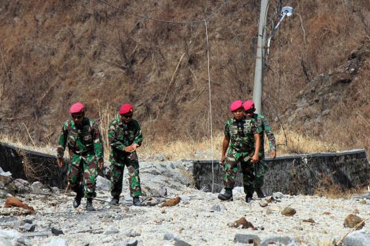 Aksi Marinir TNI AL menembus kawah Kelud