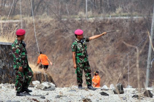 Aksi Marinir TNI AL menembus kawah Kelud