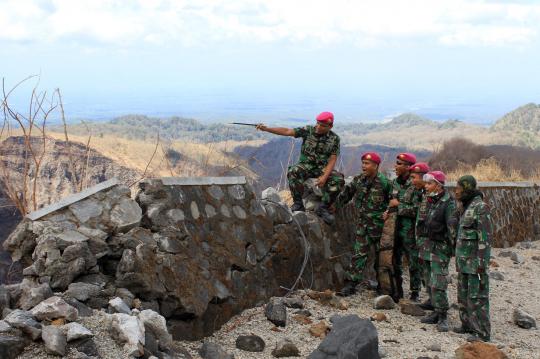 Aksi Marinir TNI AL menembus kawah Kelud