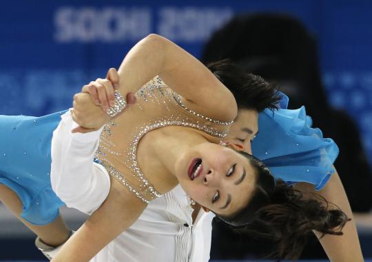 Ekspresi muka kocak atlet es skating di Olimpiade Sochi 2014