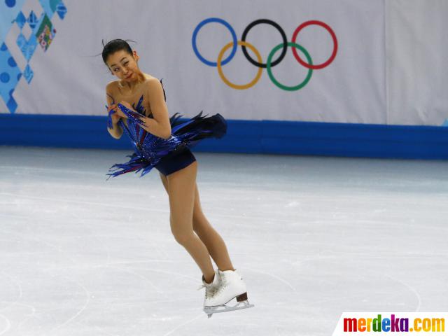 Foto Ekspresi muka kocak atlet es skating di Olimpiade 