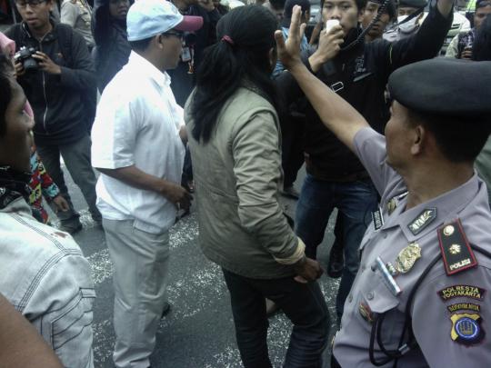 Tolak kedatangan SBY, mahasiswa Yogya bakar bendera Demokrat