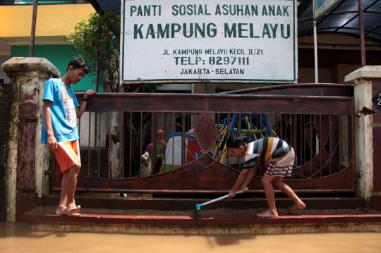 Banjir surut, panti asuhan di Kampung Melayu mulai dibersihkan