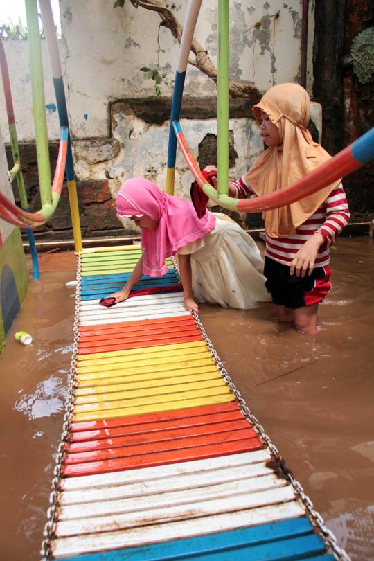 Banjir surut, panti asuhan di Kampung Melayu mulai dibersihkan