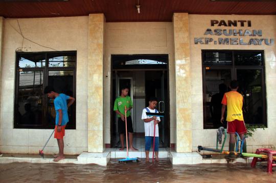 Banjir surut, panti asuhan di Kampung Melayu mulai dibersihkan