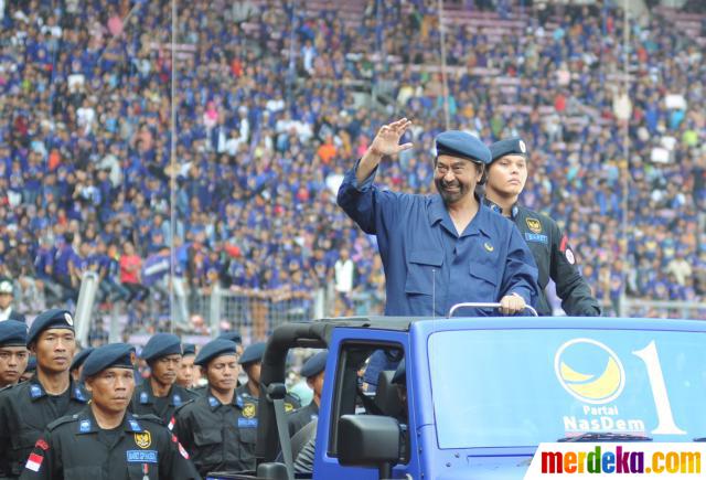 Foto Naik  mobil  Jeep  Surya Paloh sapa ribuan kader 