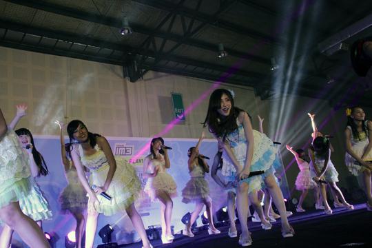 Melihat event IM3 Musim Panas Sounds Good JKT48 Handshake event