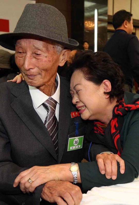 Suasana mengharukan saat reuni keluarga korban perang Korea