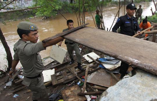 Satpol PP tertibkan bangunan liar di KBB Manggarai