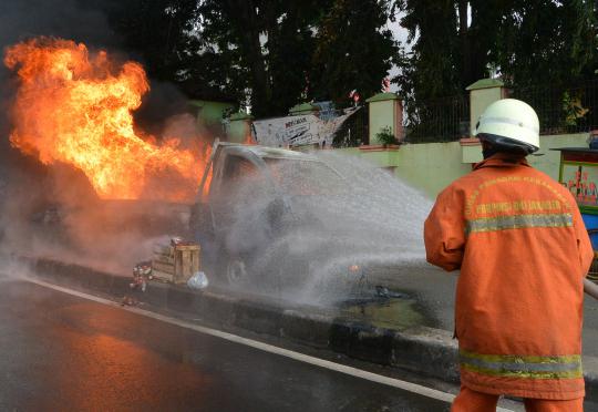 Si jago merah hanguskan mobil bermuatan tiner di Palmerah Barat