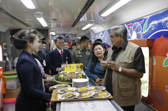 Naik KA Pangrango, SBY disambut warga dan anak-anak sekolah