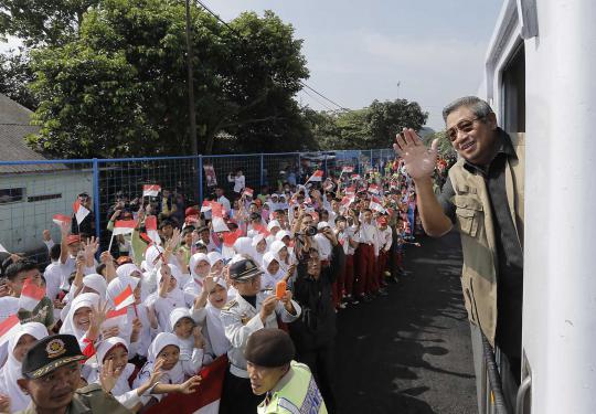 Naik KA Pangrango, SBY disambut warga dan anak-anak sekolah