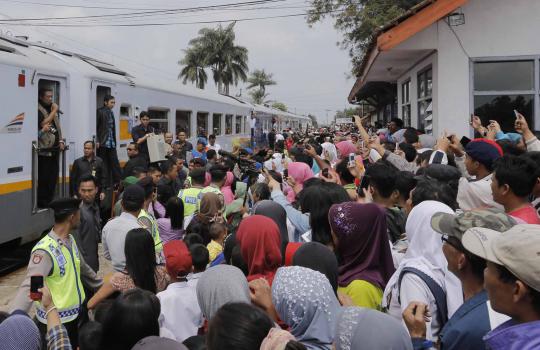 Naik KA Pangrango, SBY disambut warga dan anak-anak sekolah