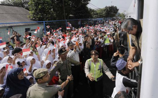 Naik KA Pangrango, SBY disambut warga dan anak-anak sekolah