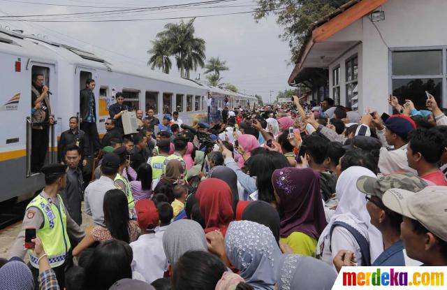 Foto : Naik KA Pangrango, SBY disambut warga dan anak-anak 