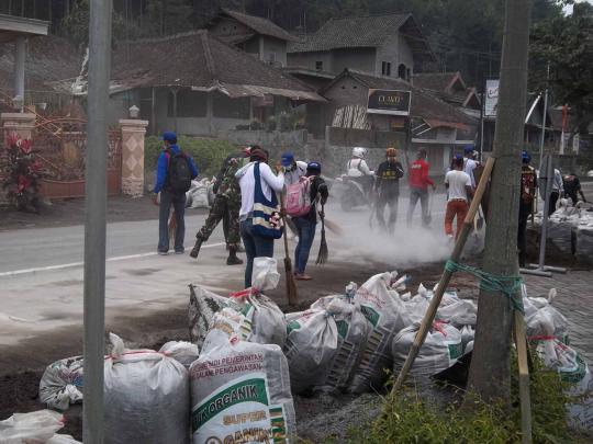 Aksi Kostrad bantu korban Kelud dan banjir Kampung Pulo