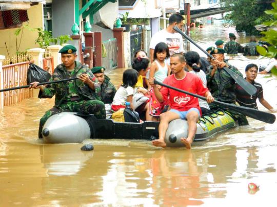 Aksi Kostrad bantu korban Kelud dan banjir Kampung Pulo