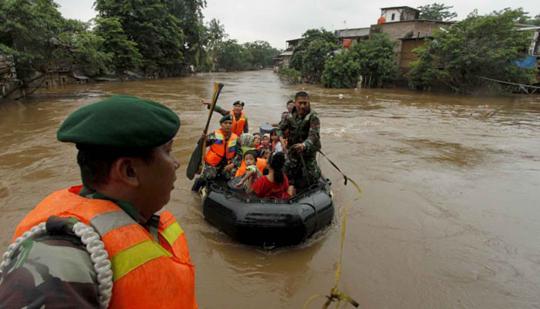 Aksi Kostrad bantu korban Kelud dan banjir Kampung Pulo