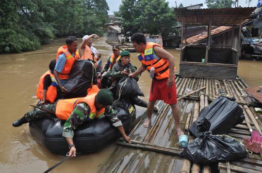 Aksi Kostrad bantu korban Kelud dan banjir Kampung Pulo