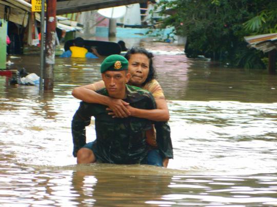Aksi Kostrad bantu korban Kelud dan banjir Kampung Pulo