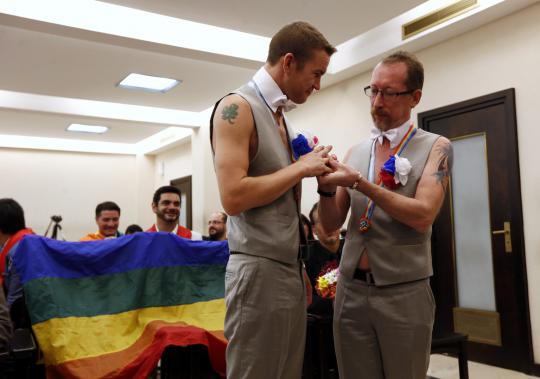 Dilarang di Rusia, pasangan sejenis ini menikah di Argentina