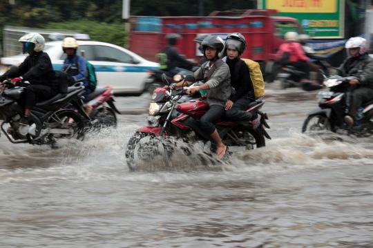 Drainase buruk, banjir 25 cm rendam kawasan Kedoya