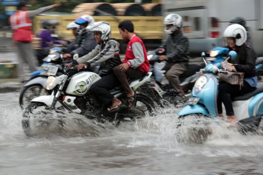 Drainase buruk, banjir 25 cm rendam kawasan Kedoya