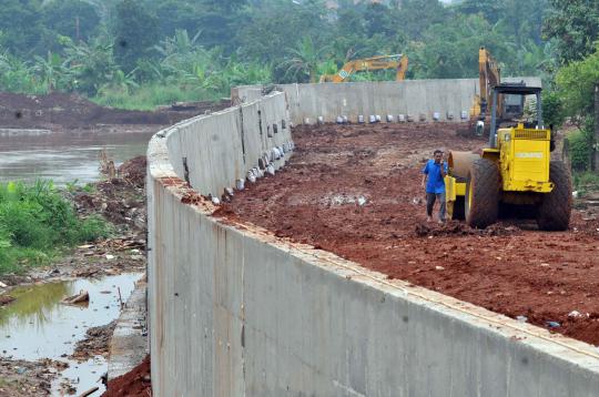 Melihat proyek normalisasi Kali Pesanggrahan di Lebak Bulus