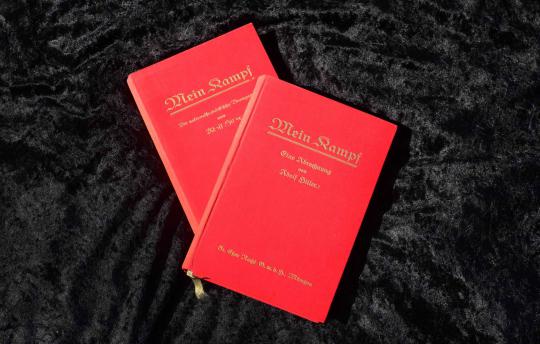 Ini buku 'Mein Kampf' bertanda tangan Hitler yang akan dilelang