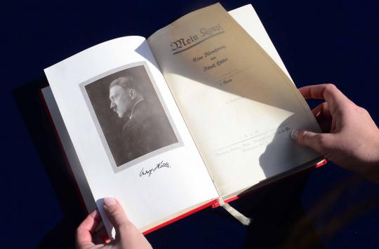 Ini buku 'Mein Kampf' bertanda tangan Hitler yang akan dilelang