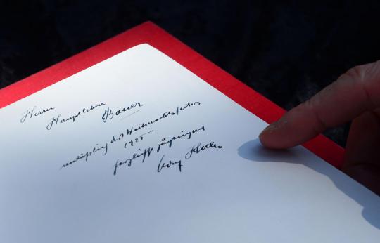 Ini buku 'Mein Kampf' bertanda tangan Hitler yang akan dilelang