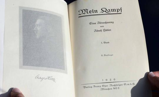 Ini buku 'Mein Kampf' bertanda tangan Hitler yang akan dilelang